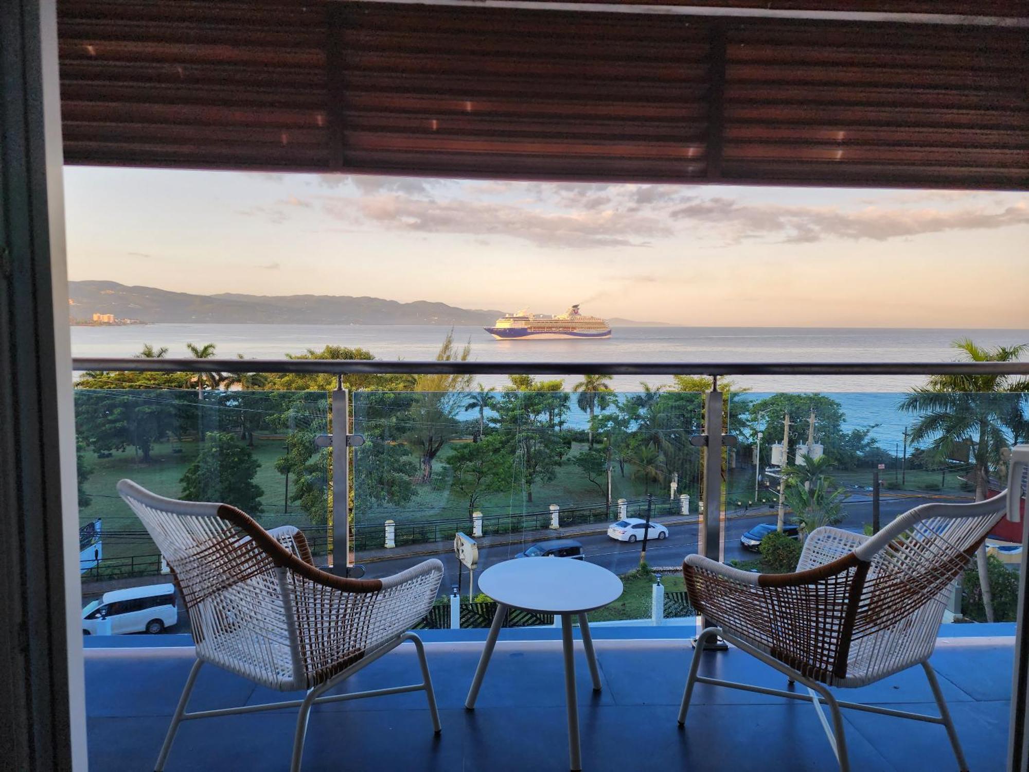 Hotel 39 Jamaica มอนเทโกเบย์ ภายนอก รูปภาพ