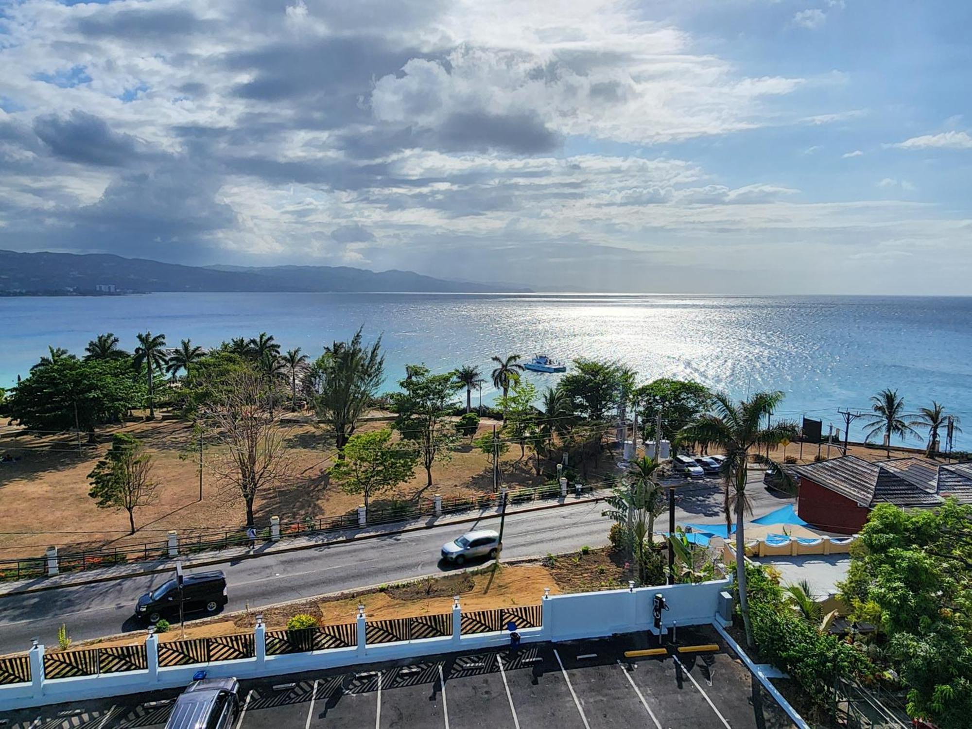 Hotel 39 Jamaica มอนเทโกเบย์ ภายนอก รูปภาพ